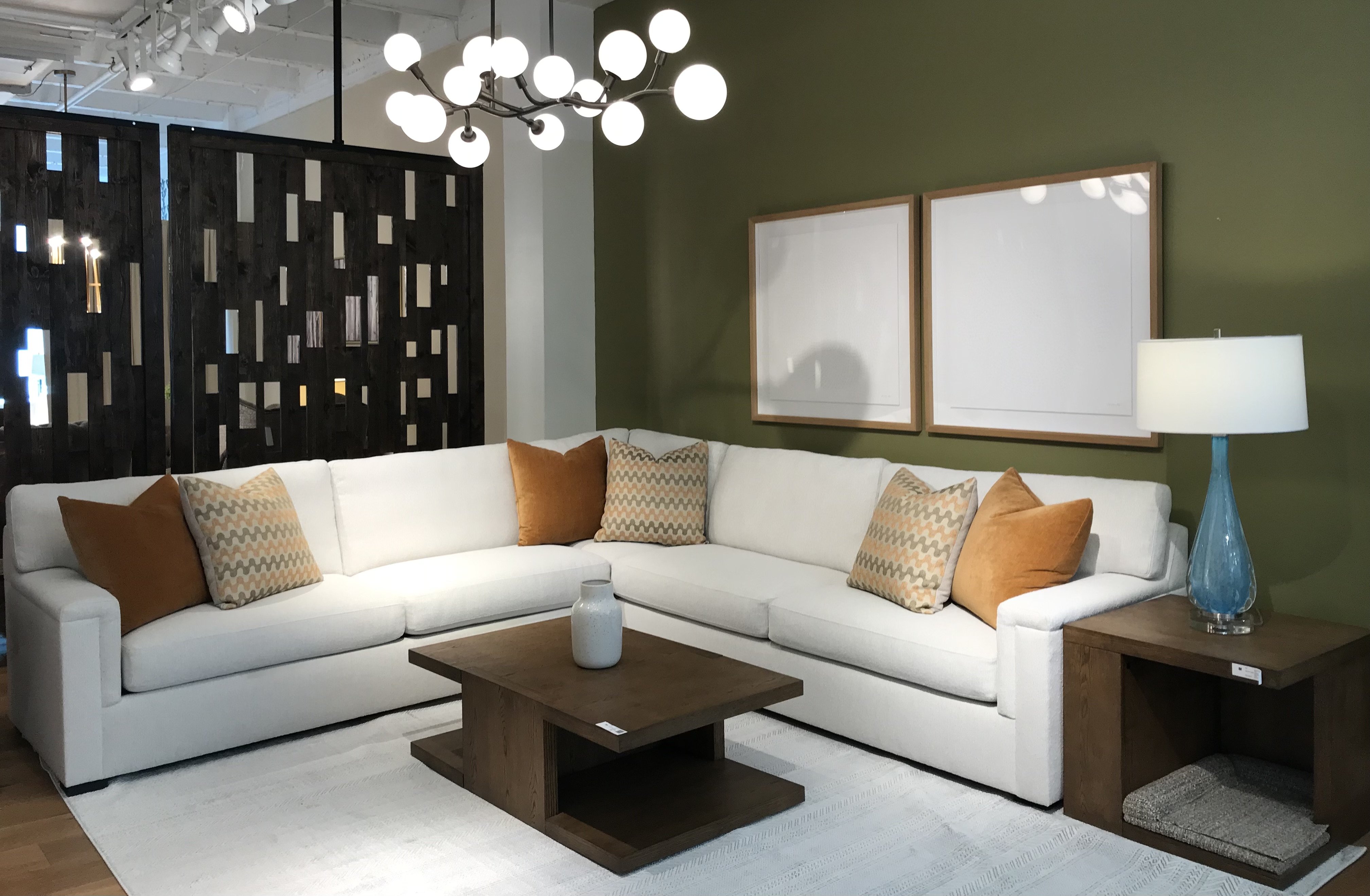 ['DAVIS A77100 FX1008 WITH PILLOWS .jpg']